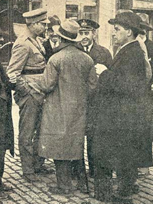 Jaime Cortesão e Jaime de Morais (fardados), membros do Comité Revolucionário do Norte, falam no Porto com alguns jornalistas (Ilustração Bertrand, nº 28, 16.2.1927)
