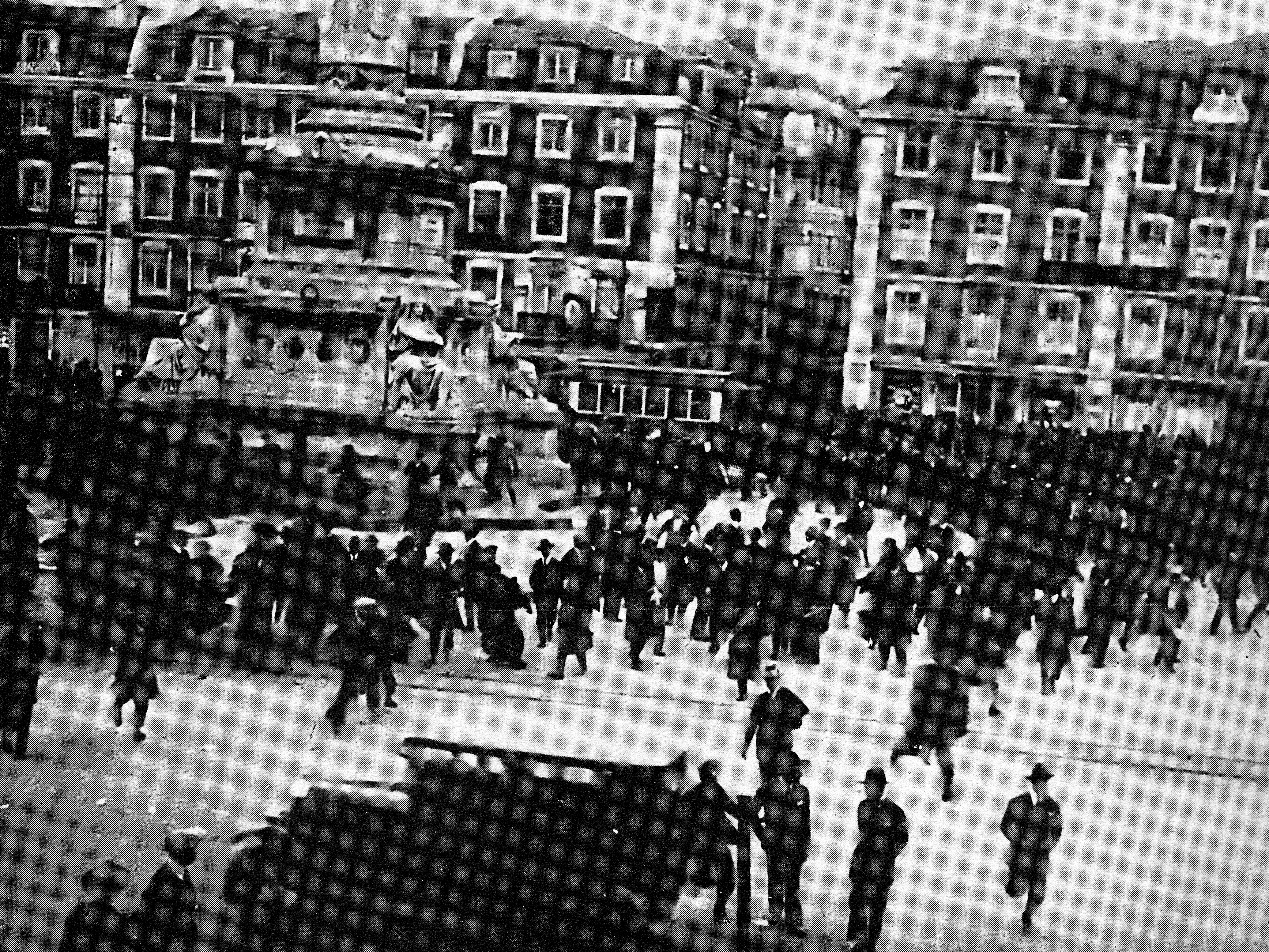 O Rossio no início da revolução do 7 de fevereiro, vendo-se a multidão procurando refúgio conrtra as balas perdidas. (Ilustração, publicação quinzenal)