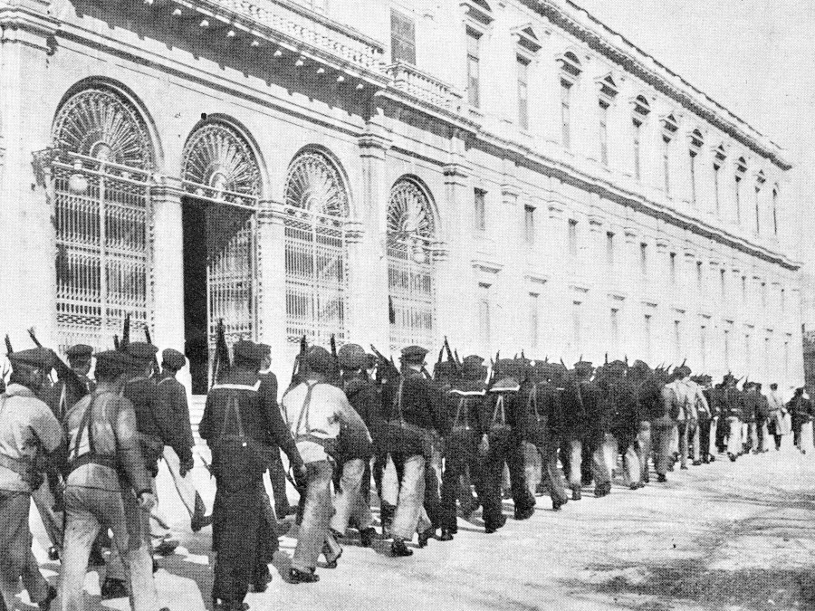 Forças revoltosas da Marinha marcham junto à entrada do então Palácio do Congresso. (atual Assembleis da República) (Ilustração, publicação quinzenal)