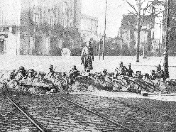 Barricadas das forças revoltosas frente ao Teatro S. João, no Porto, onde estava o comando da revolta de 3 de fevereiro de 1927. (Ilustração, publicação quinzenal)