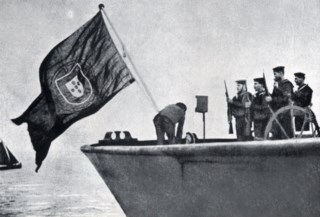 Bandeira portuguesa hasteada num dos navios alemães requisitados em 23 de fevereiro de  1916