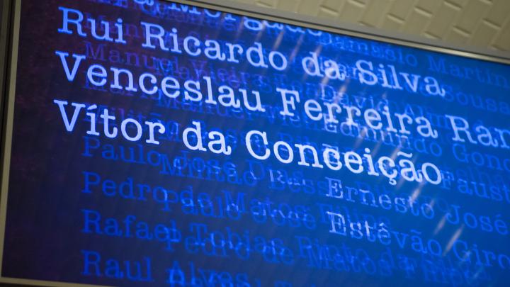 Nomes de portugueses assassinados pela repressão no filme apresentado no Memorial