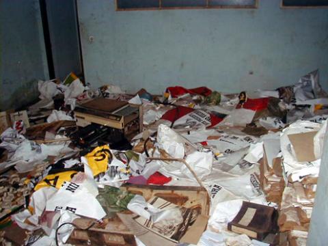 Estado da documentação na sede do PAIGC em Bissau, após assalto e vandalização. Fotografia de Agosto de 1999