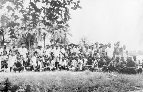 Ilha de Como, 1964. Combatentes e população. Ao centro, Luís Cabral (de barba) e, à sua direita. Vasco Cabral (de óculos), ambos membros dos 1.º Bureau Político do PAIGC, eleito no Congresso de Cassacá.