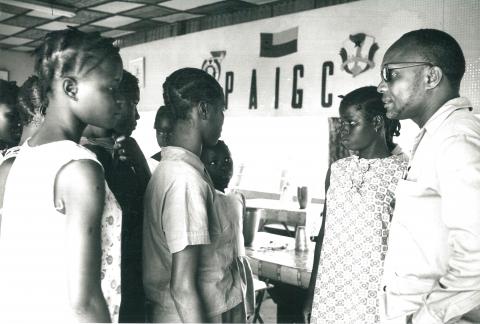 Amílcar Cabral visita a Escola Piloto instalada em Conacri