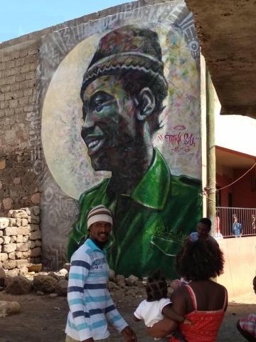 Titina Silá, heroína guineense da luta para a independência da Guiné-Bissau e Cabo Verde, retratada por Bankslave num mural em Achada Grande Frente, Cidade da Praia, no quadro do projecto Xalabas, executado pela ONG África 70 em parceria com a Associação Pilorinhu