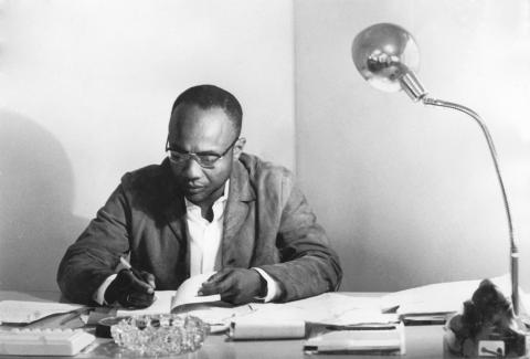 Amílcar Cabral no seu gabinete