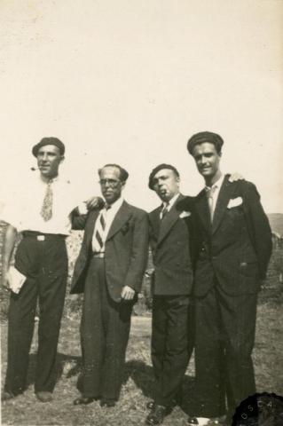 Marcelino Mesquita (à direita) com outros companheiros no Forte de S. João Batista, em Angra do Heroísmo, Ilha Terceira, Açores
