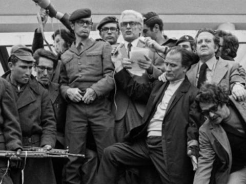 Imagem de Álvaro Cunhal a discursar em cima de um blindado à sua chegada a Lisboa, no dia 30 de abril de 1974. À esquerda, distingue-se Severiano Falcão e, do lado direito, Dias Lourenço e Mário Soares.