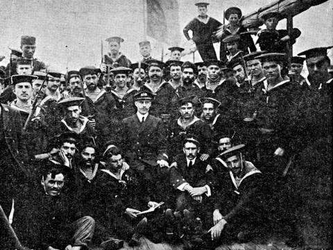 O 2.º tenente Mendes Cabeçadas a bordo do cruzador "Adamastor" com os marinheiros que participaram na revolução de 5 de outubro de 1910.