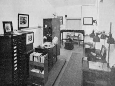 "Lado da aparelhagem de Raios X" doLaboratório de investigação científica do Museu das Janelas Verdes, 1939 (atual MNAA)