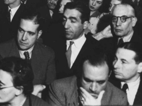 Aspeto da reunião no Centro Escolar Republicano Almirante Reis, onde foi constituído o MUD-Movimento de Unidade Democrática, em 8 de outubro de 1945. Na 2.ª fila, distinguem-se, da esquerda para a direita, Manuel Valadares, Luís Navarro Soeiro e Avelino Cunhal.