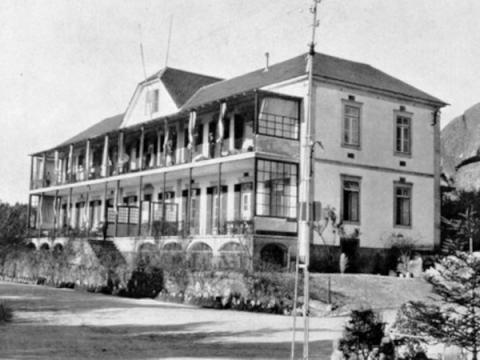 Fachada do Sanatório Souza Martins, na Guarda, onde Bernardo Casaleiro Pratas esteve internado sob prisão, até lhe ser concedida a "liberdade condicional", em 15-11-1956